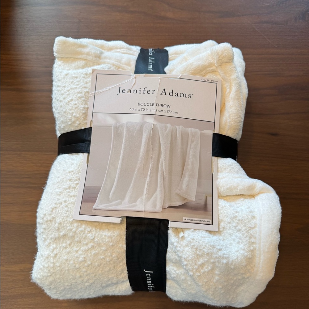 New Jennifer Adams Boucle Throw Blanket in White